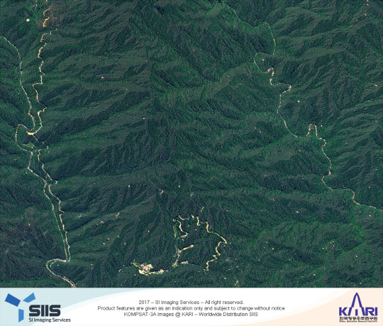 아리랑 3A호가 촬영한 강원 평창군에 위치한 오대산 국립공원의 모습(왼쪽). 아리랑 3A호가 촬영한 아랍에미리트(UAE) 두바이에 있는 세계에서 가장 높은 빌딩인 '버즈 칼리파'의 모습. SIIS 제공